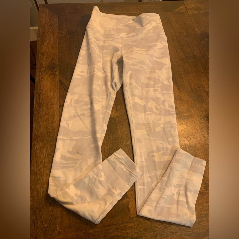 lululemon athletica womens  Beige Camouflage Leggings- size 6